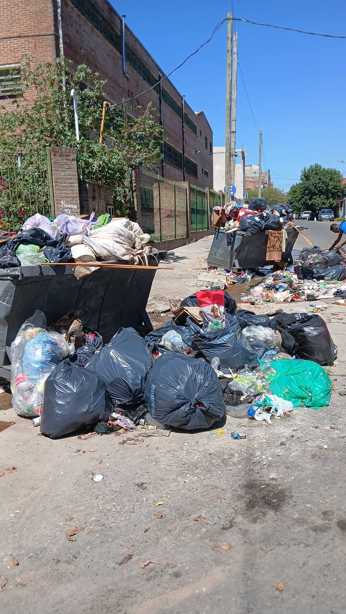 alezapata73's tweet photo. La esquina de un colegio donde trabajo, E.E.M 3 D.E 19, Agustín de vedia 2519, es increíble que al lado de un colegio nuestros estudiantes transiten día a día el basural, mientras hay gente que presenta proyectos de perreras, otros de publicidad?  @horaciorlarreta @jorgemacri https://t.co/iww0qb89p5