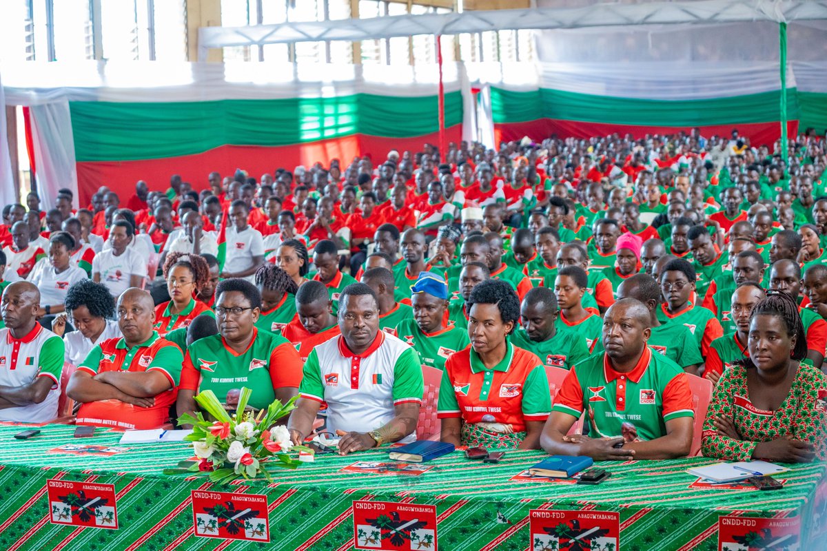 CnddFddGitega's tweet photo. Mu ngendo arimwo zo kwigisha inyigisho zo gukunda no gukundisha igihugu, umunyamabanga ntunganyabisata mu vyo ajejwe harimwo inyigisho z’akarangamutima akaba n’umuhetsi w’intara ya Gitega, #Emery_Landry_Nyandwi, yahaye inyigisho urwaruka rw’Imbonerakure rwo muri komine #Gitega 🇧🇮 https://t.co/WyEMReBn63