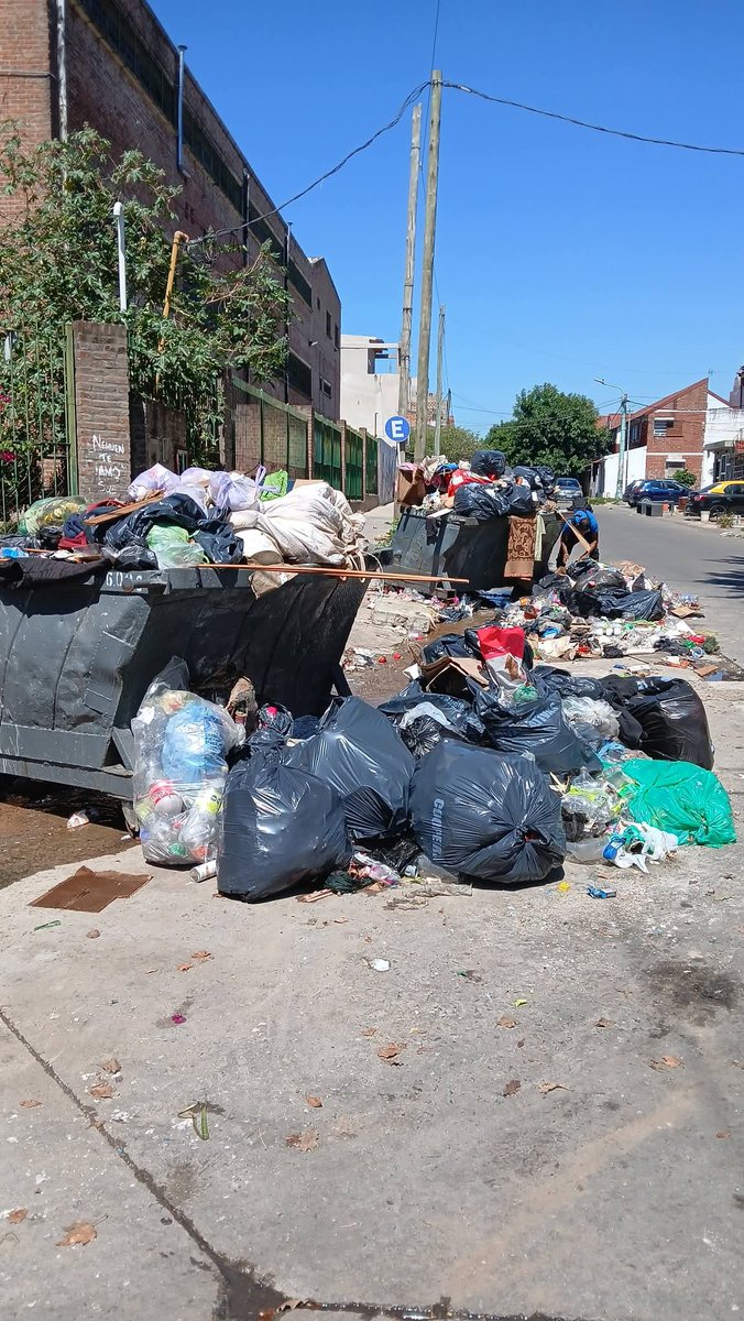 alezapata73's tweet photo. La esquina de un colegio donde trabajo, E.E.M 3 D.E 19, Agustín de vedia 2519, es increíble que al lado de un colegio nuestros estudiantes transiten día a día el basural, mientras hay gente que presenta proyectos de perreras, otros de publicidad?  @horaciorlarreta @jorgemacri https://t.co/iww0qb89p5