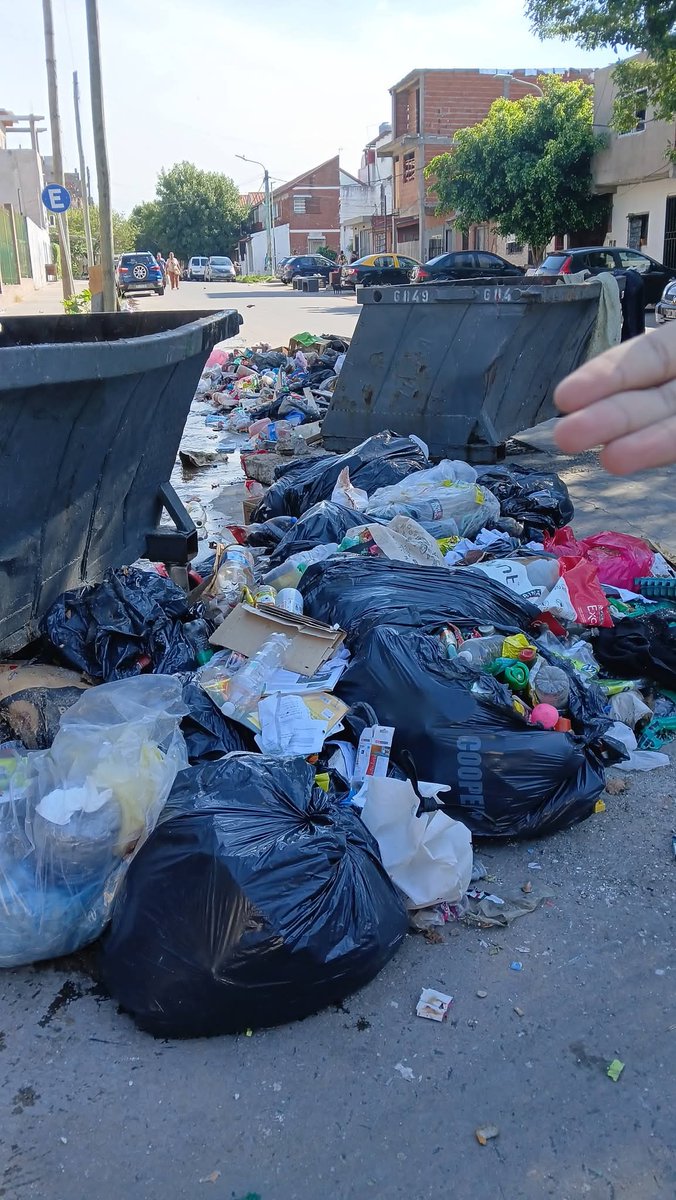 alezapata73's tweet photo. La esquina de un colegio donde trabajo, E.E.M 3 D.E 19, Agustín de vedia 2519, es increíble que al lado de un colegio nuestros estudiantes transiten día a día el basural, mientras hay gente que presenta proyectos de perreras, otros de publicidad?  @horaciorlarreta @jorgemacri https://t.co/iww0qb89p5