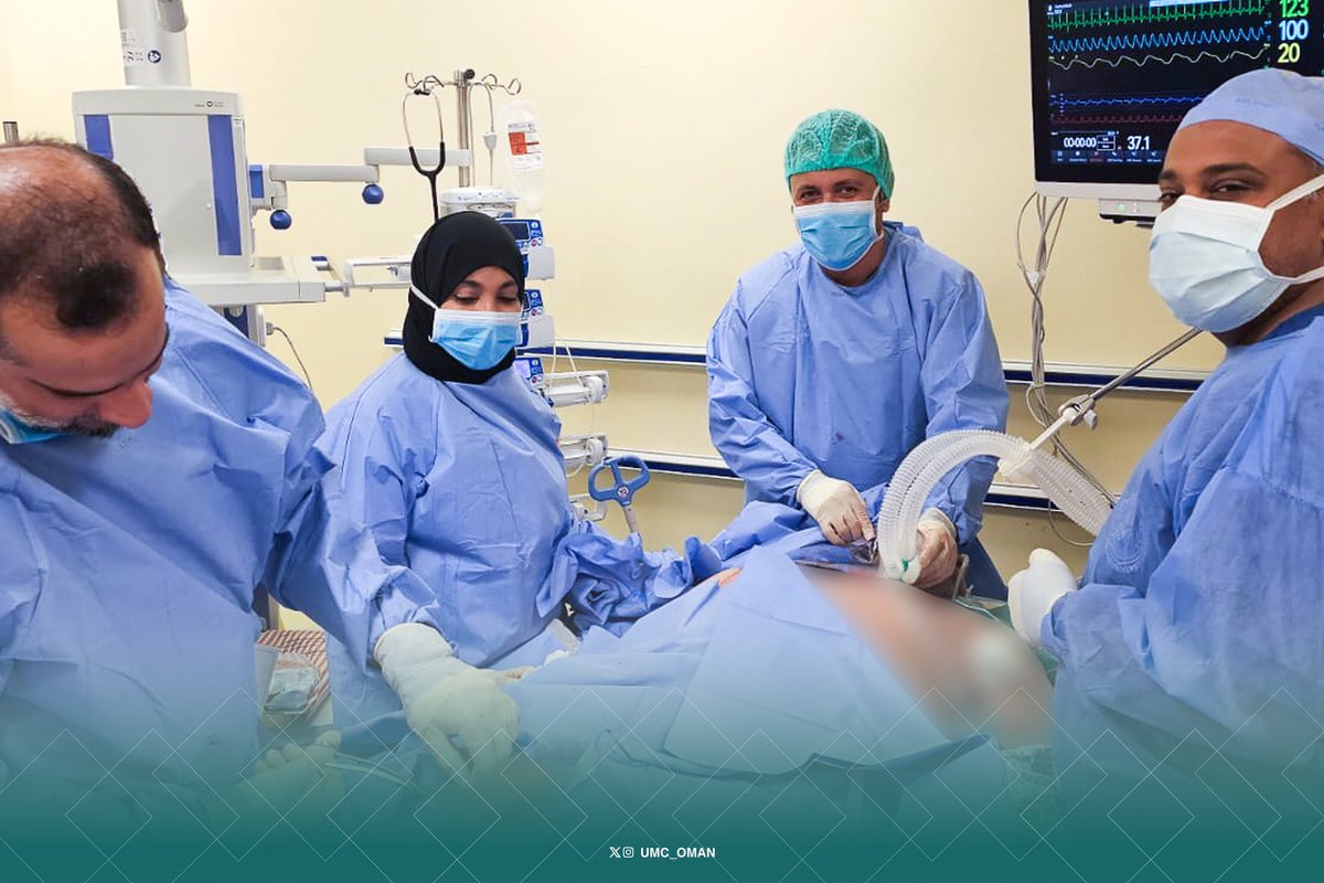UMC_OMAN's tweet photo. بعض تخصصات ووحدات العناية المركزة تتحرك بكامل طاقتها إلى حيث يوجد المريض لتوفير أحد أعقد العلاجات الطبية اللازمة.

وخلال أقل من أربعٍ وعشرين ساعة، نفّذ فريق برنامج نقل الحالات الحرجة باستخدام أجهزة دعم الدورة الدموية والأكسجة خارج الجسم بالمدينة الطبية الجامعية ثلاث مهمات متقدمة لحالات من مستشفى خولة، ومستشفى الرستاق، والمدينة الطبية للأجهزة العسكرية والأمنية، حيث جرى تقديم الإسناد القلبي والرئوي المتقدم، وتركيب أجهزة دعم الدورة الدموية والأكسجة خارج الجسم ميدانيًا، ثم تأمين النقل الطبي للحالات إلى مستشفى جامعة السلطان قابوس لاستكمال الرعاية التخصصية الدقيقة.

ويُعد هذا النموذج من أكثر نماذج الرعاية الحرجة تعقيدًا، إذ يقوم على نقل تقنيات دعم الحياة المتقدمة إلى المريض قبل نقله، بما يتطلب جاهزية بشرية وتقنية عالية، وقدرة على التدخل السريع والعمل المتزامن بين فرق ومؤسسات متعددة دون هامش للتأخير.

كما يعكس البرنامج تطور قدرات المنظومة الصحية الوطنية في إدارة الحالات الحرجة فائقة التعقيد، وتوسيع نطاق الوصول إلى الرعاية التخصصية المتقدمة بكفاءة وأمان.