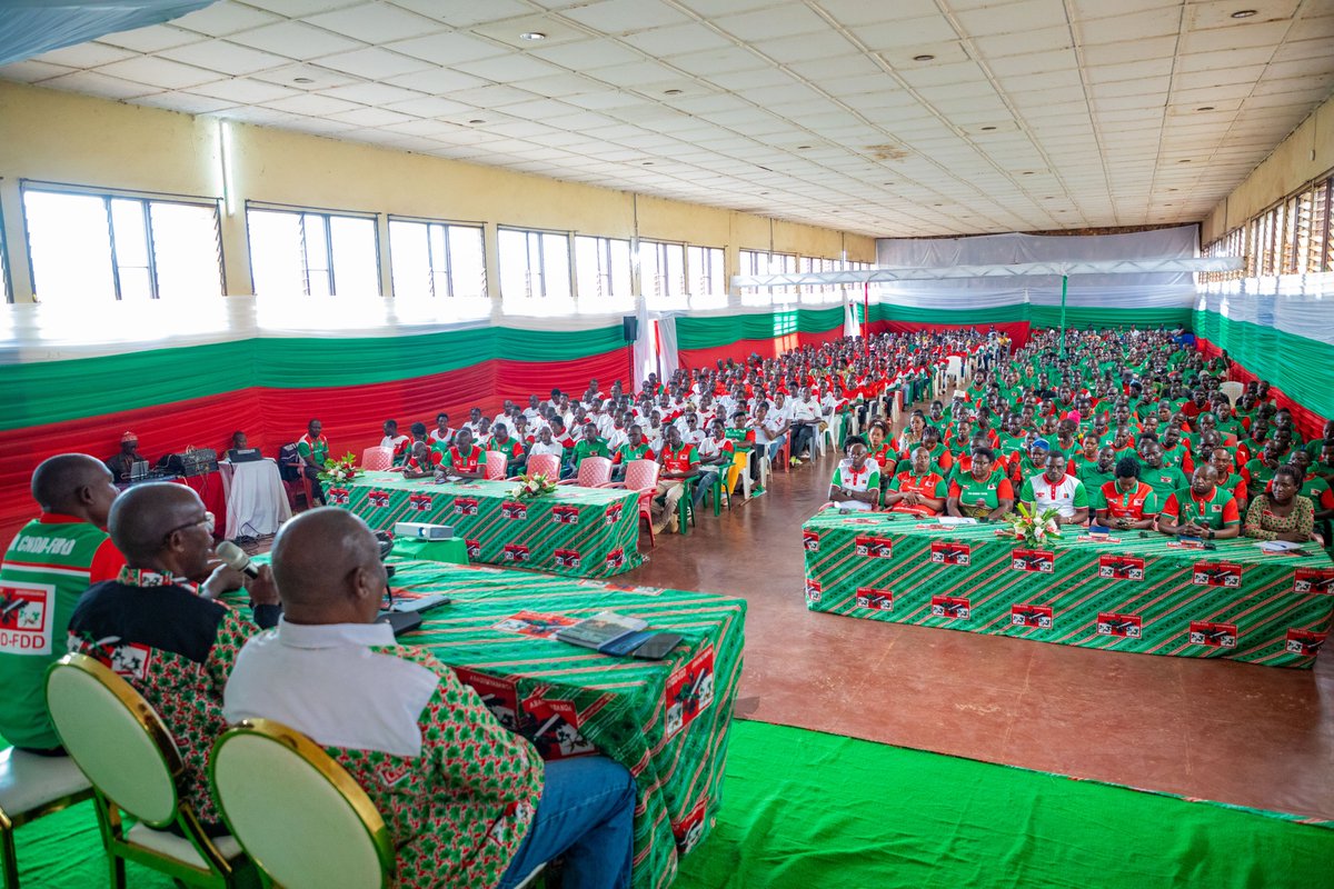 CnddFddGitega's tweet photo. Mu ngendo arimwo zo kwigisha inyigisho zo gukunda no gukundisha igihugu, umunyamabanga ntunganyabisata mu vyo ajejwe harimwo inyigisho z’akarangamutima akaba n’umuhetsi w’intara ya Gitega, #Emery_Landry_Nyandwi, yahaye inyigisho urwaruka rw’Imbonerakure rwo muri komine #Gitega 🇧🇮 https://t.co/WyEMReBn63