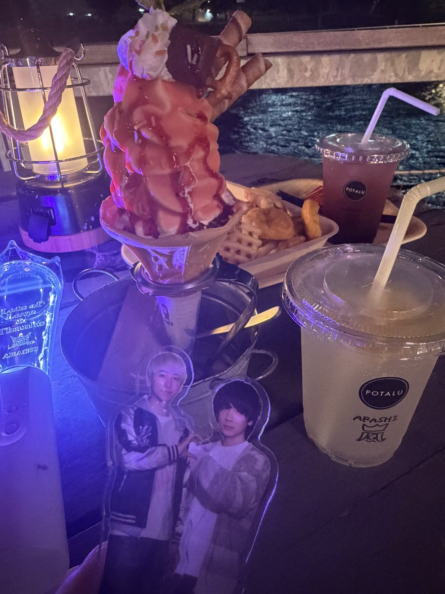 love0915mk's tweet photo. そのままPOTALUさんへLET'S GO!!

きぐるみソフトと嵐のセット頼んだ🫶

予約する時におにラブ聖地巡礼も兼ねてますって伝えたら、おにいさん達の席用意していただいて、すごく嬉しい🫶

風がキツイので秒でアイスがみっちゃんみたいになった😂

 #おにラブ https://t.co/fnFKVQ9CbI
