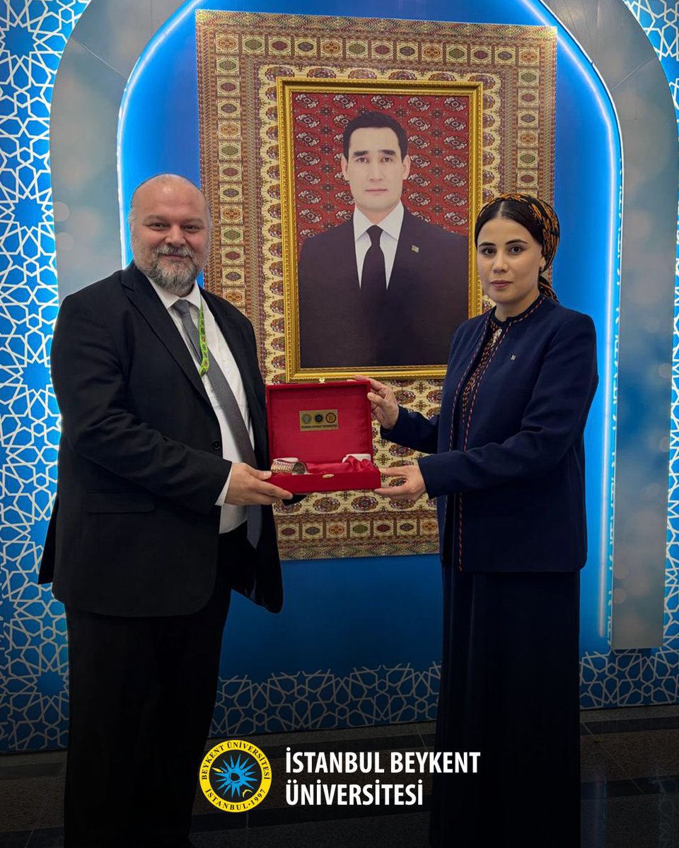 BeykentUnv's tweet photo. Türkmenistan Ankara Büyükelçiliği’nin kıymetli destek ve katkılarıyla, Türkmenistan’da düzenlenen “Türkmenistan’ın Dış Politikası ve Diplomasisi: Tarafsızlık, Barışçılık ve Sürdürülebilir Kalkınmanın Sağlanmasında Uluslararası Bilimsel İş Birliğinin Rolü” başlıklı III. Uluslararası Konferans ile çeşitli resmî organizasyonlara, Üniversitemiz Rektörü Prof. Dr. Volkan Öngel ve Uluslararası İlişkiler Daire Başkanı Aybala Yavuzarslan katılım sağlamıştır.

Nazik ev sahiplikleri, yakın ilgileri ve değerli destekleri dolayısıyla Türkiye Cumhuriyeti Türkmenistan Büyükelçisi Sayın Ahmet Demirok’a ve Institute of International Relations of the Ministry of Foreign Affairs of Turkmenistan Rektörü Sayın Gulshat Yusupova’ya içten teşekkürlerimizi sunarız.

Uluslararası eğitim, bilim, kültür ve akademik iş birliği alanlarında yürütülen kıymetli çalışmaların artarak devam etmesini temenni ederiz.

#İstanbulBeykentÜniversitesi #İşteGelecek