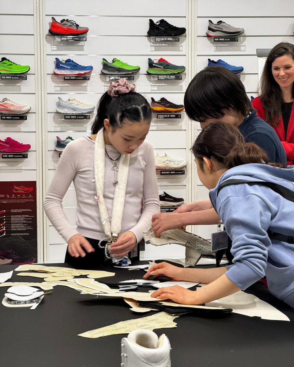 majuskating's tweet photo. ✨ SPECIAL VISIT: Athletes from the Japan Junior and Senior Program recently stopped by the Risport Skates headquarters! The Japanese skating talent checking out their gear. 🇯🇵⛸️
#JapanProgram #FigureSkating https://t.co/OKHRYUUpiY