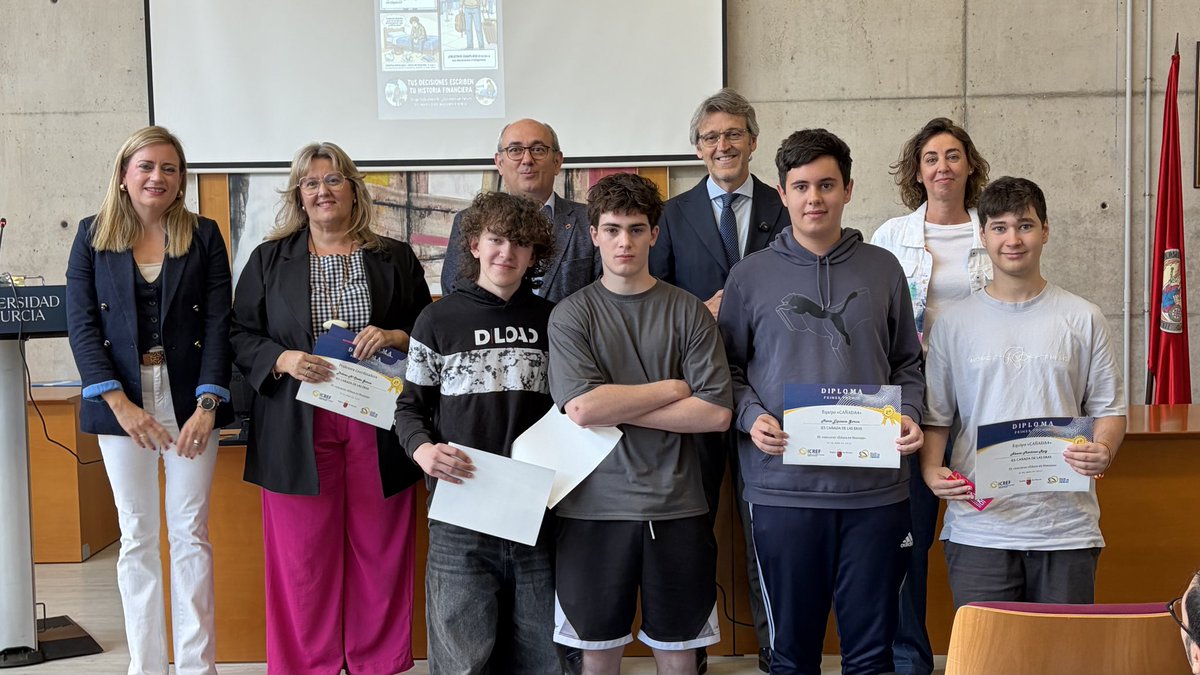 RM_Hacienda's tweet photo. 🏅 Celebramos una nueva edición del concurso de infografías financieras ‘Educa en Finanzas ICREF’.

📊 Esta tercera edición se ha organizado bajo el lema ‘Infórmate. Planifica. Decide’ y ha contado con la participación de más de 530 alumnos de secundaria y bachillerato de 13 institutos de la Región.

👫En total, se han presentado 134 proyectos. Los ganadores han sido los alumnos de primero de bachillerato del IES Cañada de las Eras, mientras que el segundo premio ha recaído en el equipo del IES Juan Carlos I.

👏 Damos la enhorabuena a los ganadores, a los equipos finalistas y a todos los participantes y docentes por su implicación y por el alto nivel de las infografías presentadas en este concurso, que pretende acercar la educación financiera a los jóvenes.