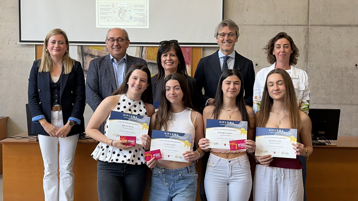 RM_Hacienda's tweet photo. 🏅 Celebramos una nueva edición del concurso de infografías financieras ‘Educa en Finanzas ICREF’.

📊 Esta tercera edición se ha organizado bajo el lema ‘Infórmate. Planifica. Decide’ y ha contado con la participación de más de 530 alumnos de secundaria y bachillerato de 13 institutos de la Región.

👫En total, se han presentado 134 proyectos. Los ganadores han sido los alumnos de primero de bachillerato del IES Cañada de las Eras, mientras que el segundo premio ha recaído en el equipo del IES Juan Carlos I.

👏 Damos la enhorabuena a los ganadores, a los equipos finalistas y a todos los participantes y docentes por su implicación y por el alto nivel de las infografías presentadas en este concurso, que pretende acercar la educación financiera a los jóvenes.