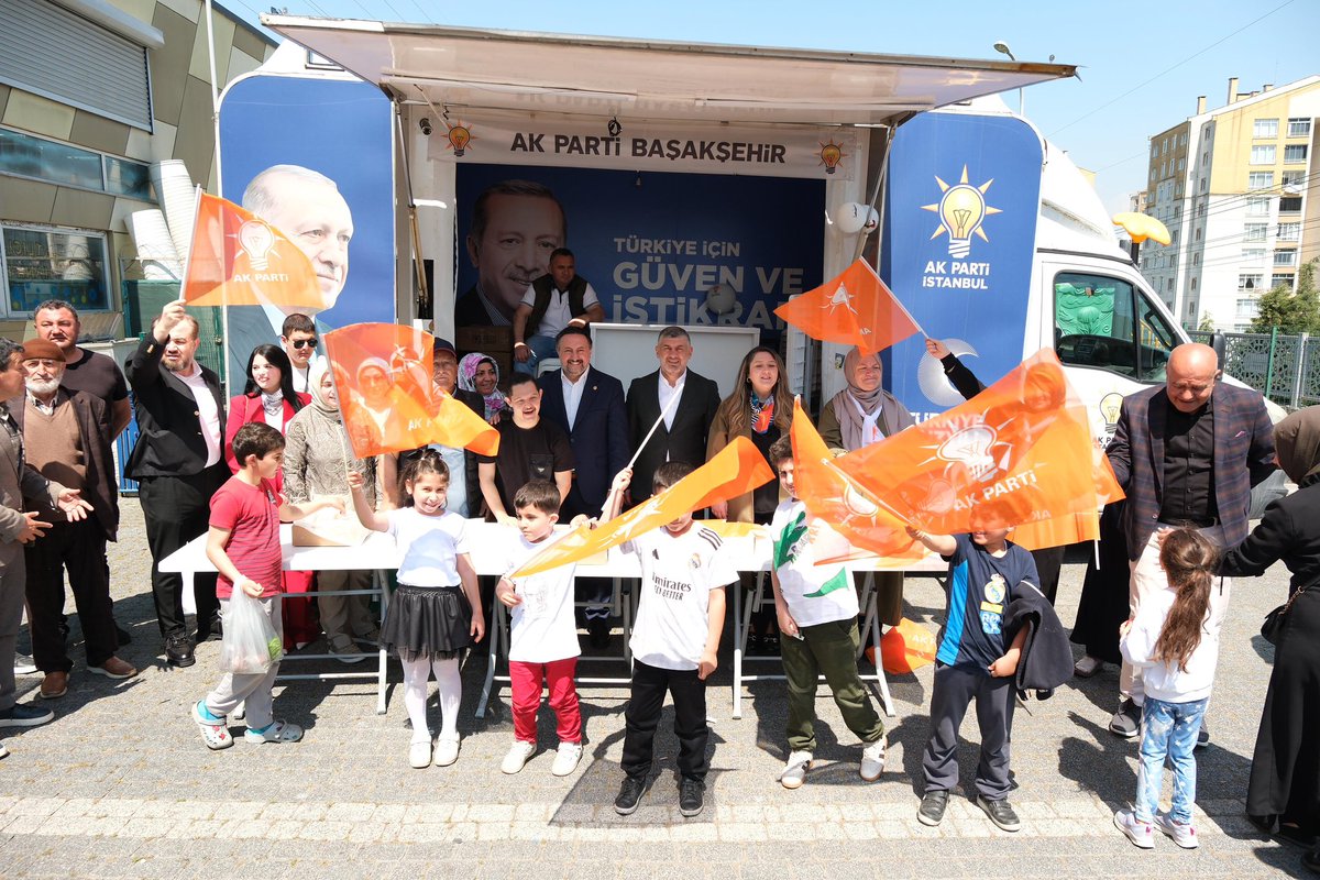 abalin's tweet photo. İstanbul Milletvekilimiz Sn. İsmail Emrah Karayel ile birlikte #Kayaşehir Pazar Alanı’nda vatandaşlarımızla bir araya geldik, AK Nokta mobil aracımızın başındaki teşkilat mensuplarımızı ziyaret ettik.
Hemşehrilerimizle sohbet ederek talep ve görüşlerini dinledik.

Tüm kademelerimizle, tüm teşkilatımızla, milletimizle iç içe olmaya, #Başakşehir’de her bir komşumuza ulaşmaya devam inşallah… @iekarayel