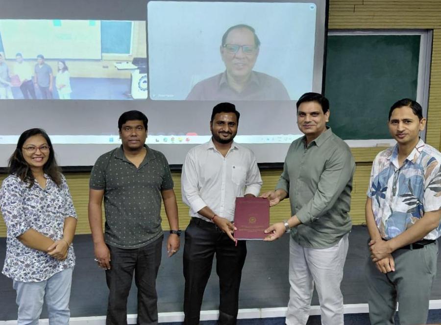 MSBLabIITI's tweet photo. We are happy to share that Mr. Kundan Solanki has successfully defended his PhD thesis on Mechanisms and Therapeutic Targets in Atherosclerosis.

Congratulations on this achievement and best wishes for his future.👍

-MSBLabIITI https://t.co/KsSVO0xwDT