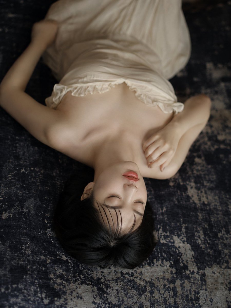 OninoETH's tweet photo. 如何训练 AI 掌握“古典浪漫主义”的渲染质感。
🧵大多数文生图模型很难创造出这种将古典油画与现代摄影融合的柔焦优雅感。这其中的核心在于控制光线物理学和纺织品着色器（Shaders）。
以下是我用来生成这种美学层级的精确提示词（Prompt）结构和工作流。👇#AICoder #AIart️️️️️️️️️️️️️️️️️️️️️️️️️️️️️️️️️️️️️️️️️️️️️️️️️️️