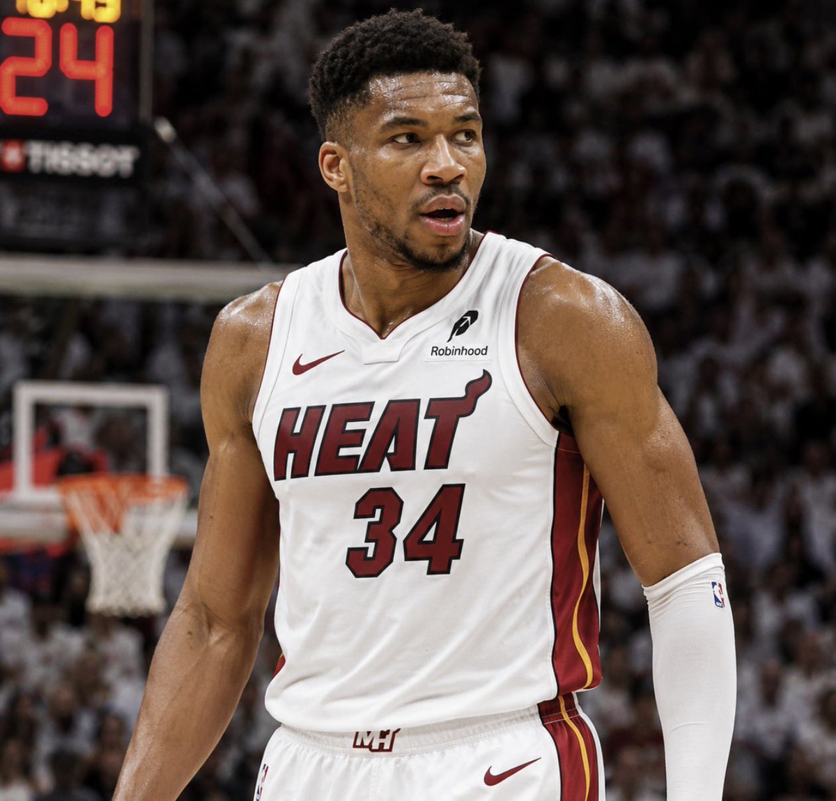hothothoops's tweet photo. ESPN’s Bobby Marks mock trade that sends Giannis Antetokounmpo to the Heat 

Miami receives: Giannis

Milwaukee receives: Tyler Herro, Kel’el Ware, Nikola Jovic, 2026 13th overall pick, a 2031 first-round pick, a 2033 first-round pick and a 2029 pick swap https://t.co/rFsinO2HjU