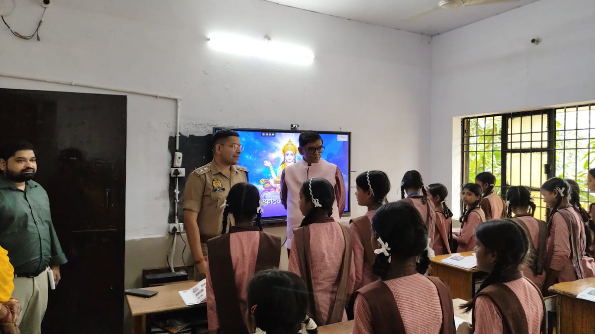 SamacharToday9's tweet photo. #Pilibhit
जिलाधिकारी एवं पुलिस अधीक्षक द्वारा विकासखण्ड क्षेत्र ललौरीखेडा के कस्तूरबा गांधी आवासीय बालिका विद्यालय का औचक निरीक्षण किया गया, निरीक्षण के दौरान जिलाधिकारी ने कक्षा में पहुंचकर छात्राओं से संवाद कर शिक्षा के स्तर को परखा। https://t.co/K5KLUYCfRL