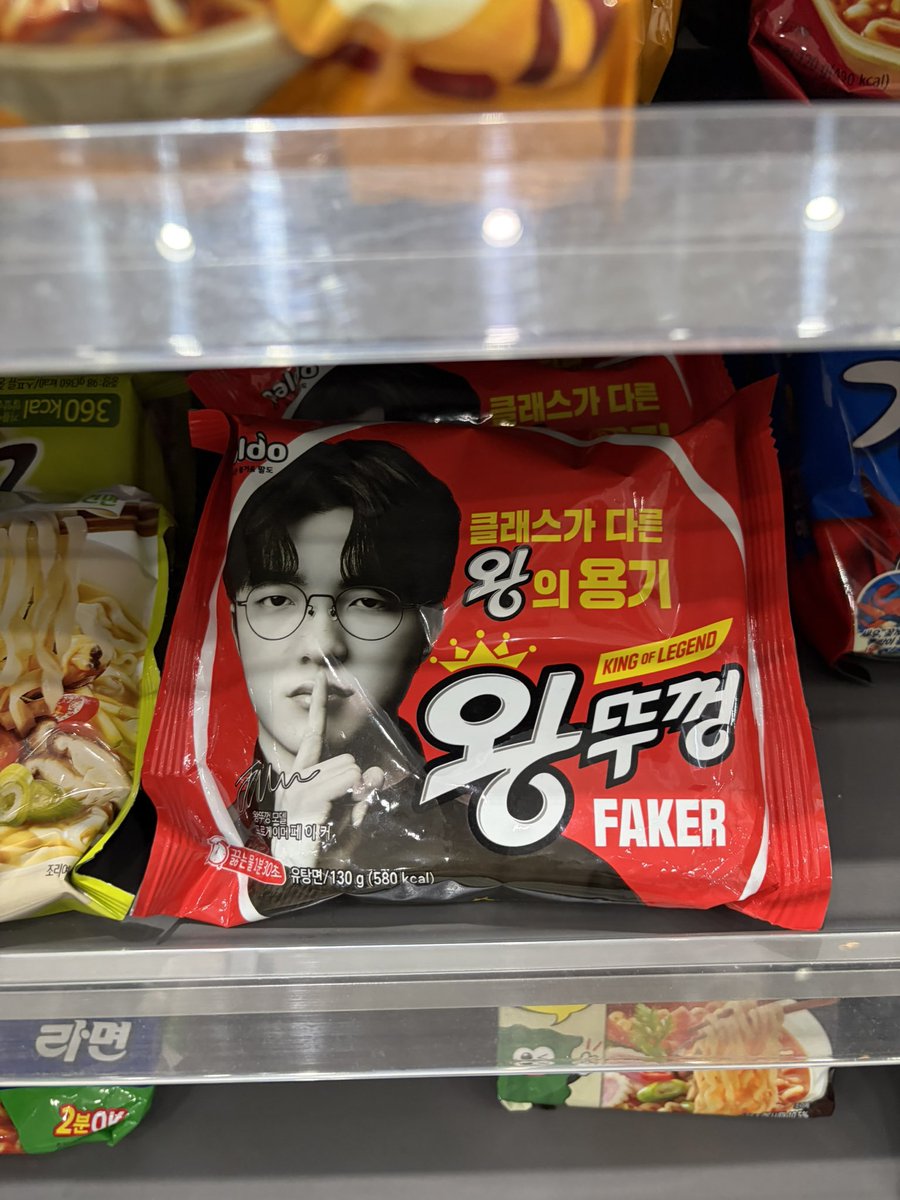 ZT0003's tweet photo. 韓国旅行に来たら、fakerのインスタントラーメンがあった https://t.co/xWcjRKZY7H