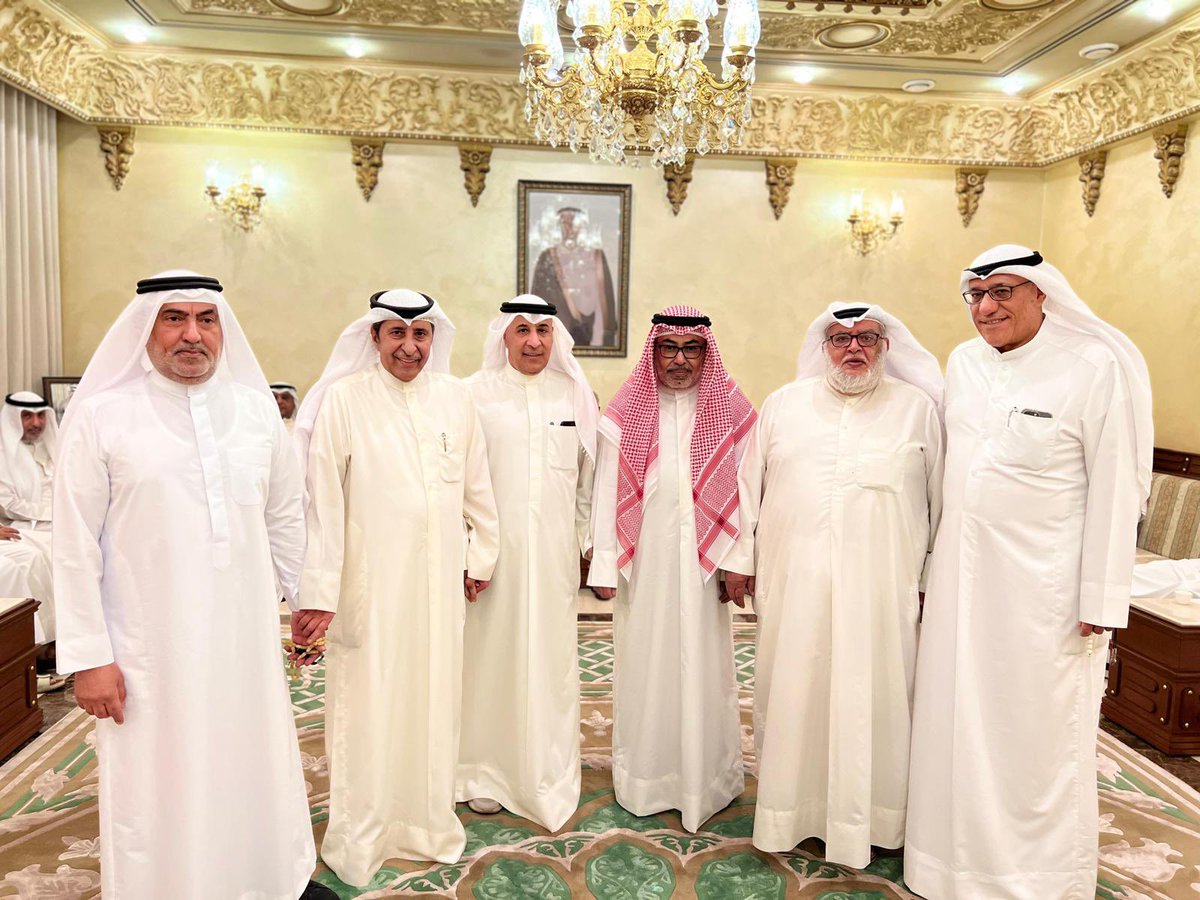 AmbAlDehani's tweet photo. صورة جميلة بمناسبةٍ أجمل جمعتني مع رفقاء الدراسة عبدالله الكدم وأحمد الهاجري وفيصل الغصاب وعدداً من الأصدقاء.

🇰🇼 https://t.co/OM5uCqsP4f