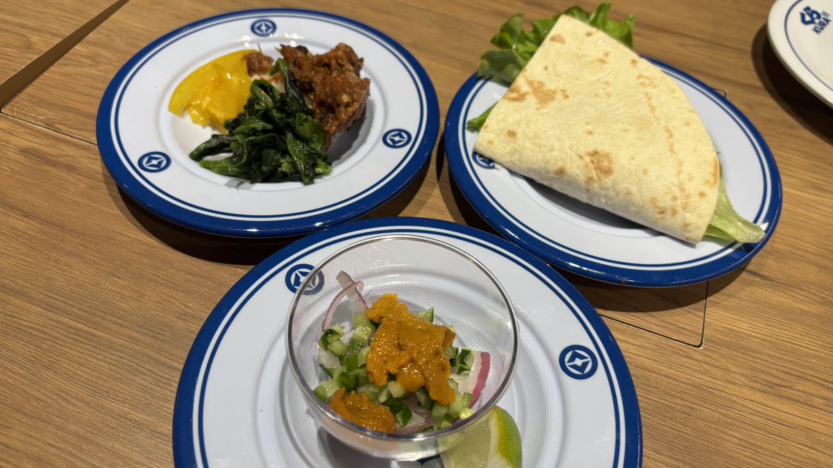 ok_choku's tweet photo. 昨日は大阪に日帰り出張。

くら寿司の万博メモリアル店がちょうど開店日だと知り、気合いの前日予約ゲット😊

懐かしい雰囲気と、メニューから選ぶときのワクワク感を味わいながら、楽しい時間を過ごしました！

１人でテーブル席はちょっと申し訳なかったですが、１人予約ができるのはありがたい😄 https://t.co/RdFLWfd3K6