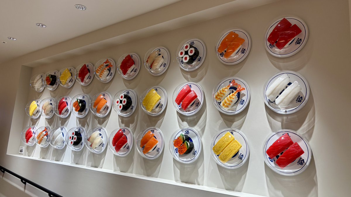 ok_choku's tweet photo. 昨日は大阪に日帰り出張。

くら寿司の万博メモリアル店がちょうど開店日だと知り、気合いの前日予約ゲット😊

懐かしい雰囲気と、メニューから選ぶときのワクワク感を味わいながら、楽しい時間を過ごしました！

１人でテーブル席はちょっと申し訳なかったですが、１人予約ができるのはありがたい😄 https://t.co/RdFLWfd3K6
