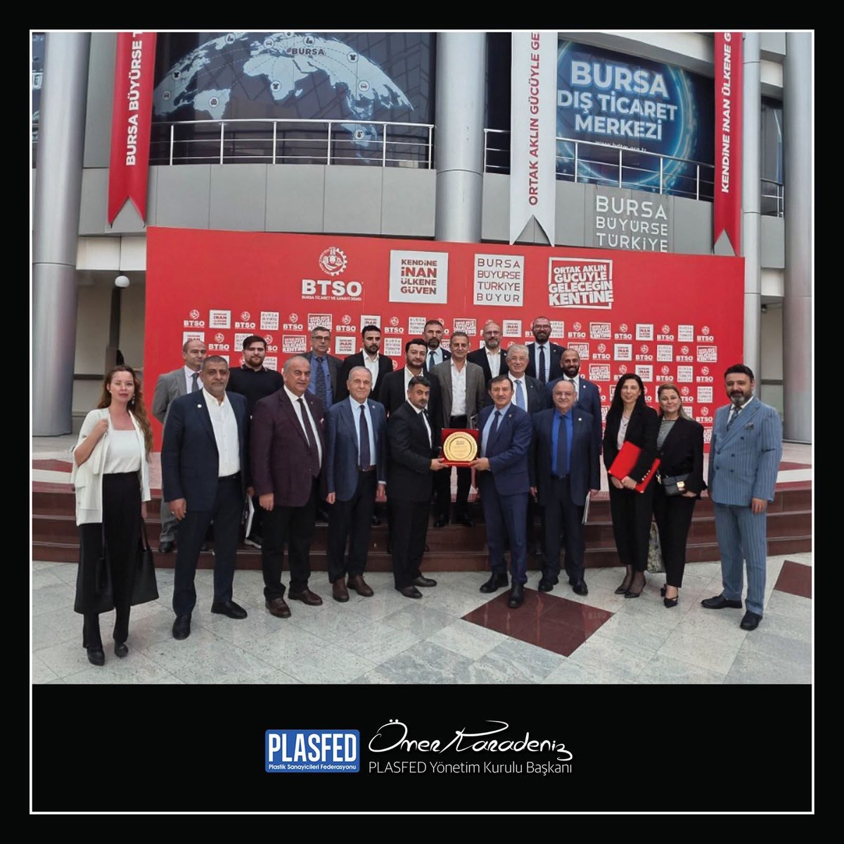 LtrKimya's tweet photo. PLASFED’in Bursa’da gerçekleştirdiği program kapsamında, Ankara Kurumlar Ziyareti sürecinde federasyon faaliyetlerine sağladığımız kıymetli destek ve dayanışma dolayısıyla firmamız adına Özgür Sönmez’e teşekkür plaketi takdim edildi.

Program kapsamında; BTSO ev sahipliğinde, BURPAS Başkanı’nın misafirperverliğinde gerçekleştirilen organizasyonda, Kompozit Sanayicileri Derneği’ni temsilen katılım sağlamaktan ve plastik ile kompozit sektörünün gelişimine katkı sunan değerli sektör temsilcileriyle bir araya gelmekten memnuniyet duyduk.

Nazik davetleri ve değerli organizasyonları için başta PLASFED Yönetimine, ev sahiplikleri için BTSO ve BURPAS Yönetimine teşekkür ederiz.

Sektörümüz için üretmeye, geliştirmeye ve iş birliklerini güçlendirmeye devam edeceğiz.

#PLASFED  
#BTSO  
#BURPAS  
#KSD  
#KompozitSanayicileriDerneği  
#Kompozit  
#Composite  
#PlastikSanayi  
#TürkSanayisi  
#SanayiİşBirliği  
#SektörelİşBirliği  
#LiteratürKimya  
#Bursa  
#Balıkesir  
#SMC  
#BMC