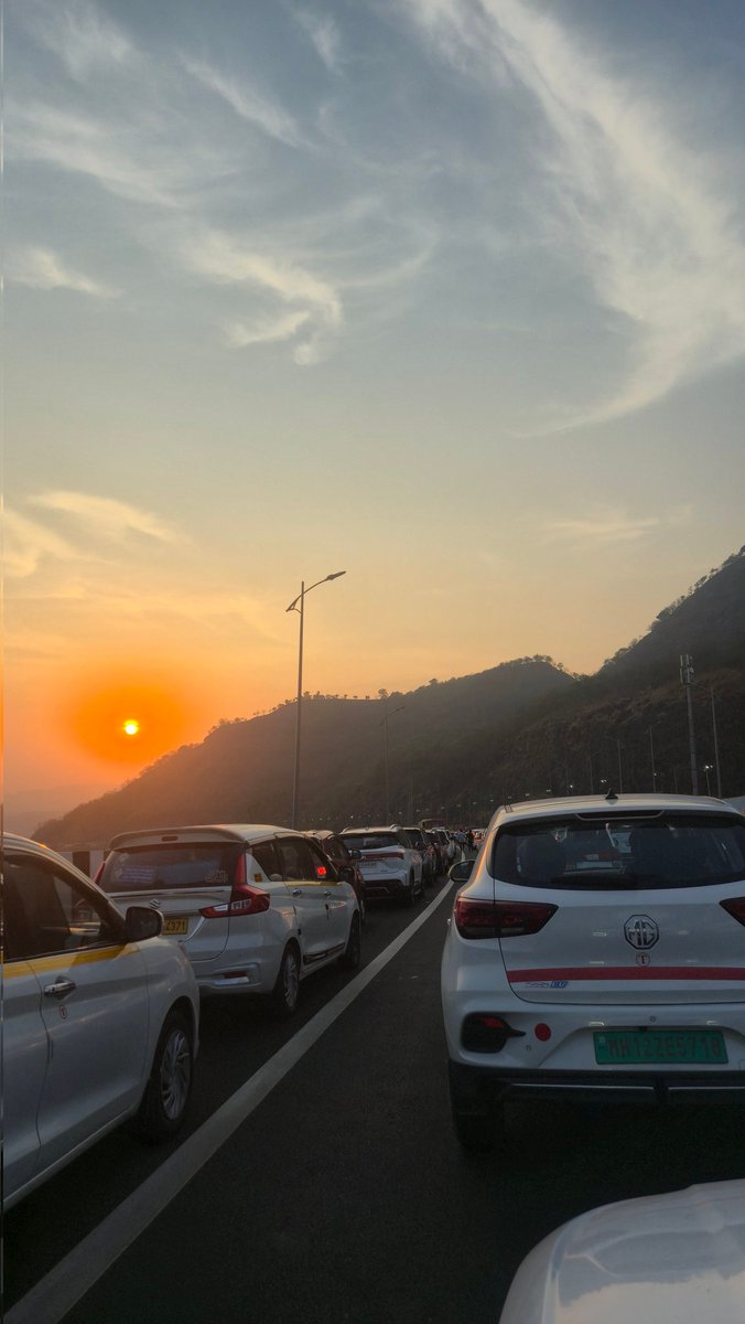 ShailVira's tweet photo. Massive traffic Jam ( 30 mins+) at Mumbai Pune Expressway after missing link from Pune to Mumbai side. https://t.co/7ZVfRHUhnC