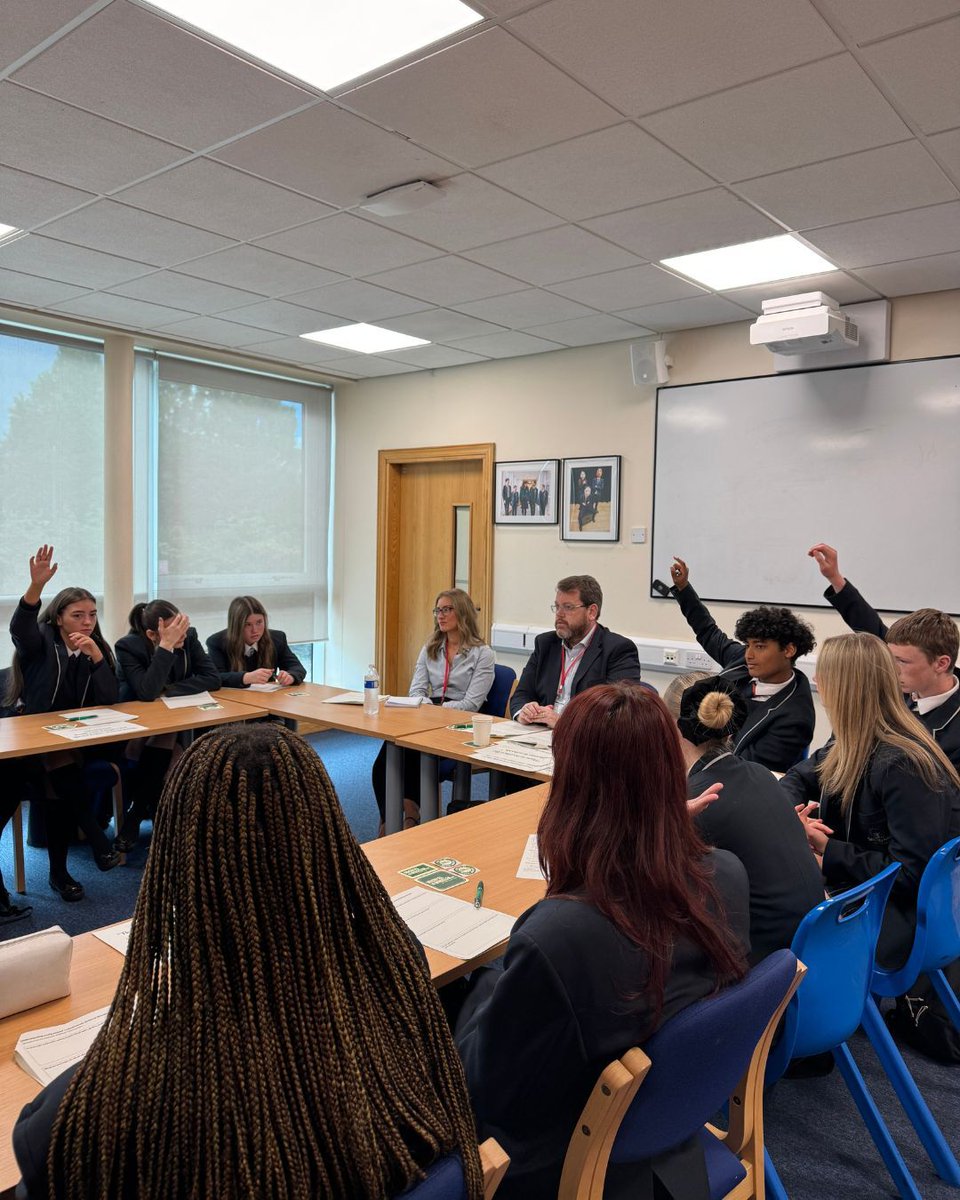 SCA_Community's tweet photo. We were delighted to welcome Michael Wheeler, MP for Worsley and Eccles, to the Academy yesterday!

He hosted a Student Roundtable with Year 9 and Year 10 students as part of the Government’s national conversation, “Growing up in the online world.” 📱

#WeAreSCA https://t.co/MeLgH4SeIX