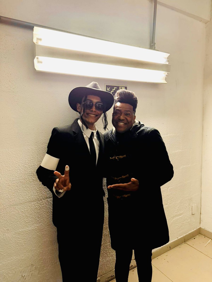 WanderPires_'s tweet photo. Assisti o filme do querido Michael Jackson com o próprio rei do pop 👀 e tenho certeza que fiz um grande papel de colocar mais uma nova geração fã desse astro! Meus filhos estão muitíssimo apaixonados e amam ouvi-lo!
Já quero assistir de novo!

Quem já assistiu aí?
VALEUUUUUUUU https://t.co/OPqXzyUgdB