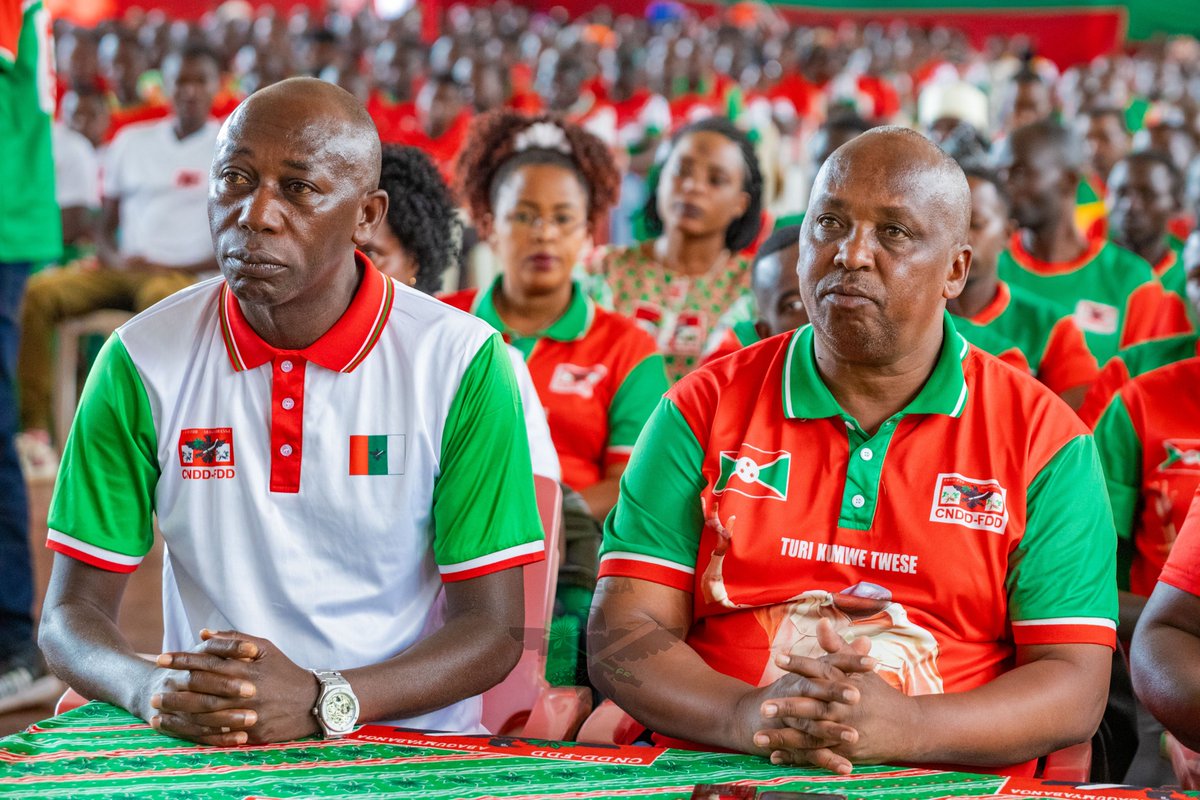 CnddFddGitega's tweet photo. Emery_Landry_Nyandwi yibukije urwaruka rw’Imbonerakure ko ari bo ba samuragwa b’igihugu, abasaba gukunda igihugu no kugikorera. Yabibukijeko igihugu kidatangwa ahubwo kirwanirwa, anahanura urwo rwaruka kwama rushira Imana imbere no kwitwararika abo barongoye neza. https://t.co/2CYDYQKwPF