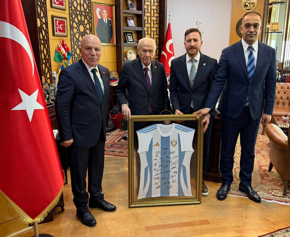 ademyurdagul's tweet photo. 📍Liderimiz Sayın Devlet Bahçeli’yi Ziyaretimiz | ANKARA

Şampiyon Erzurumspor’umuzun formasını hediye etmek üzere, Erzurum Büyükşehir Belediye Başkanımız Sn Mehmet Sekmen ve Kulüp Başkanımız Sn Ahmet Dal ile birlikte, Bilge Liderimiz, muhterem Genel Başkanımız Sayın Devlet Bahçeli Beyefendiyi Genel Merkezimizde ziyaret ettik. 

Süper Lig’de mücadele edecek olan sevdamız Erzurumspor’umuzun başarısından dolayı duydukları mutluluğu dile getiren değerli büyüğümüz, şehri kadim Erzurum’a ve Aziz Dadaşlara selamlarını iletti.

Kendisine hürmetlerimizi iletiyor, ellerinden öpüyoruz.