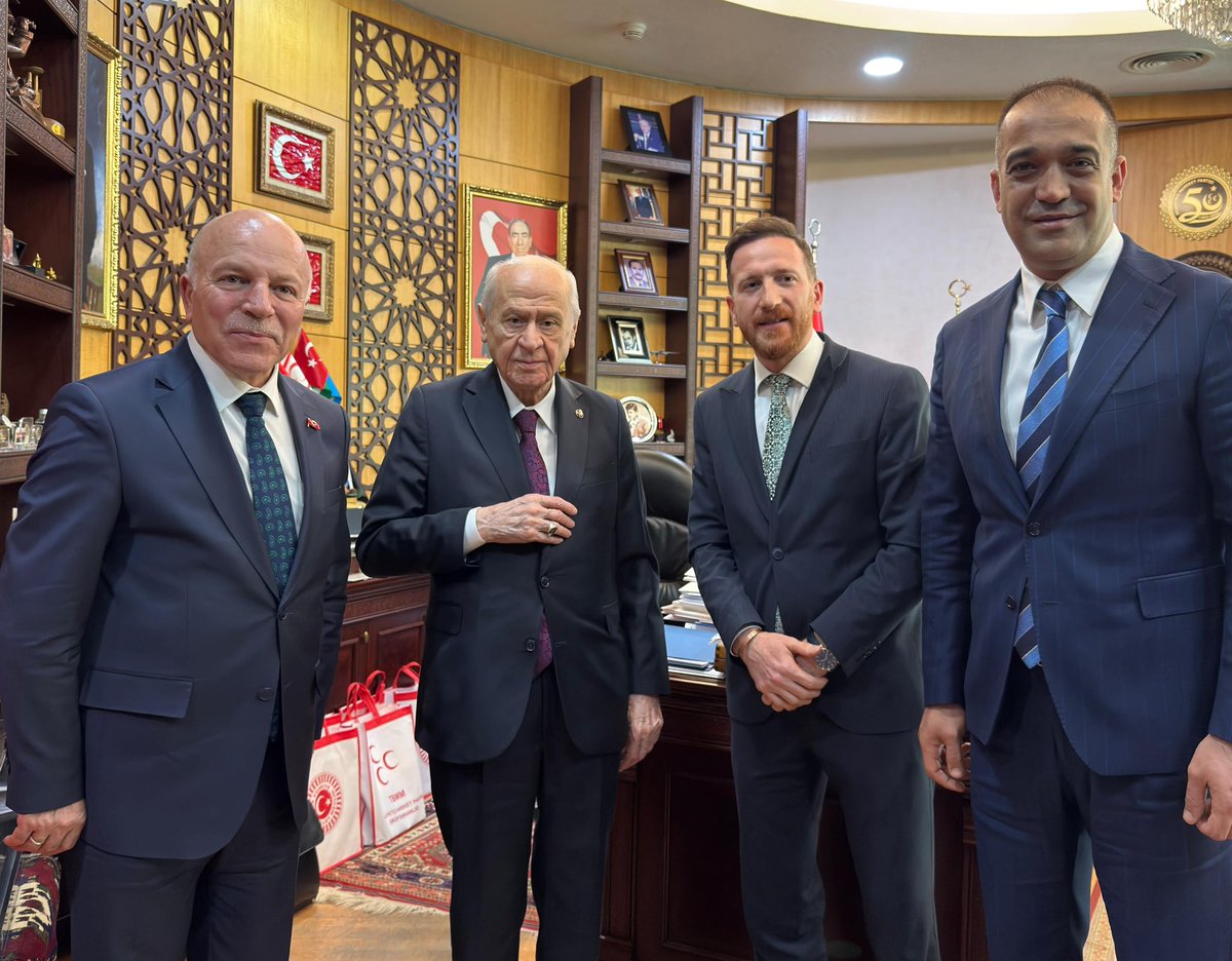 ademyurdagul's tweet photo. 📍Liderimiz Sayın Devlet Bahçeli’yi Ziyaretimiz | ANKARA

Şampiyon Erzurumspor’umuzun formasını hediye etmek üzere, Erzurum Büyükşehir Belediye Başkanımız Sn Mehmet Sekmen ve Kulüp Başkanımız Sn Ahmet Dal ile birlikte, Bilge Liderimiz, muhterem Genel Başkanımız Sayın Devlet Bahçeli Beyefendiyi Genel Merkezimizde ziyaret ettik. 

Süper Lig’de mücadele edecek olan sevdamız Erzurumspor’umuzun başarısından dolayı duydukları mutluluğu dile getiren değerli büyüğümüz, şehri kadim Erzurum’a ve Aziz Dadaşlara selamlarını iletti.

Kendisine hürmetlerimizi iletiyor, ellerinden öpüyoruz.