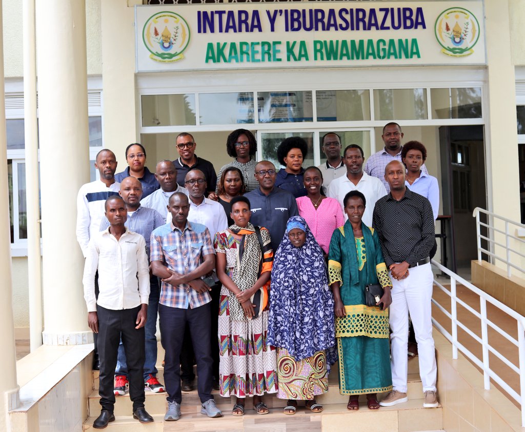RwamaganaDistr's tweet photo. Uyu munsi abagize Inama Njyanama y'Akarere basoje gahunda y'Inama Njyanama mu Baturage banaremera abaturage 4 barokotse jenoside yakorewe Abatutsi bo mu Mirenge ya Rubona na  Munyaga, hagamijwe kubafasha mu rugendo rwo kwiyubaka n'ubudaheranwa no guteza imbere imibereho myiza. https://t.co/KwkQ6IFv0D