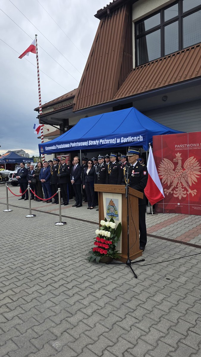 kwpspkrakow's tweet photo. 🚒 Dzień Strażaka w KP #PSP w Gorlicach z udziałem st. bryg. P. Przęczka MKW #PSP. Wręczono odznaczenia, wyróżnienia oraz akty nadania wyższych stopni służbowych funkcjonariuszom Państwowej Straży Pożarnej. Gratulujemy wszystkim awansowanym i odznaczonym! 👏
@AwPrzeczek 
@KGPSP https://t.co/B4elEsZIpH