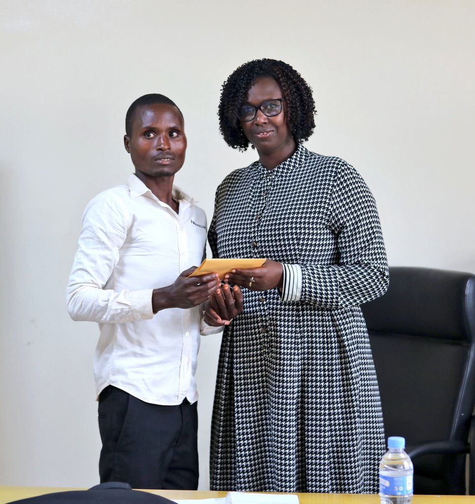 RwamaganaDistr's tweet photo. Uyu munsi abagize Inama Njyanama y'Akarere basoje gahunda y'Inama Njyanama mu Baturage banaremera abaturage 4 barokotse jenoside yakorewe Abatutsi bo mu Mirenge ya Rubona na  Munyaga, hagamijwe kubafasha mu rugendo rwo kwiyubaka n'ubudaheranwa no guteza imbere imibereho myiza. https://t.co/KwkQ6IFv0D