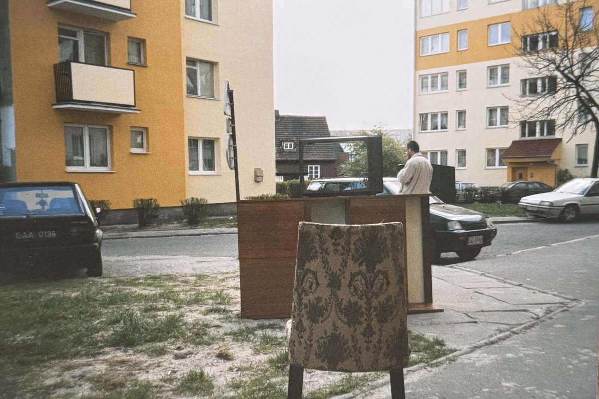 b_biesek's tweet photo. Broadcasting Reality ’2026
Gdansk, Poland
An empty television frame placed within everyday urban space redirects attention from mediated imagery toward immediate lived reality.#art
https://t.co/Nsf19yd3n7 https://t.co/mYIulAPzv7