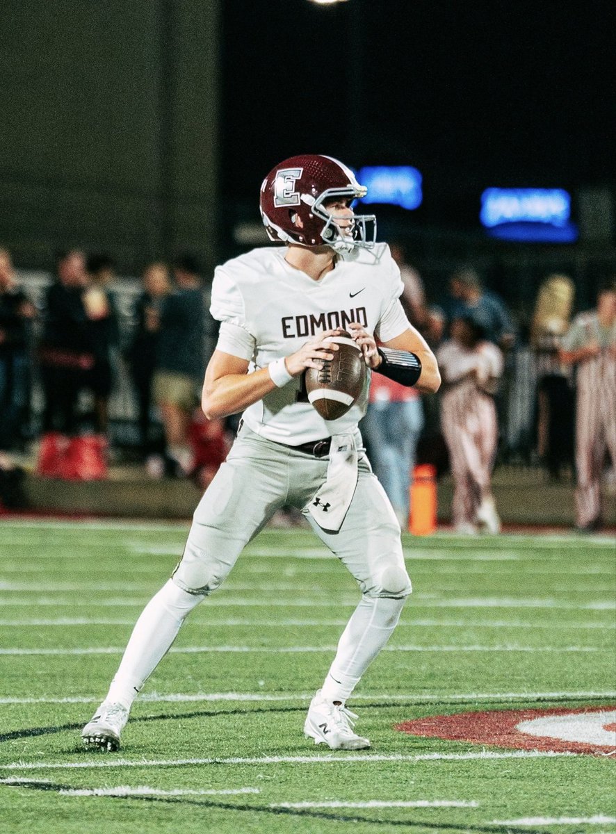 geoff_beaulieu's tweet photo. QB1 + valedictorian!  One heck of a senior year for @dawson_beaulieu!!
 @emhsbulldogs @Coachjmerideth @CoachGeorge5 @QBimpact https://t.co/OPOm6wkhxg