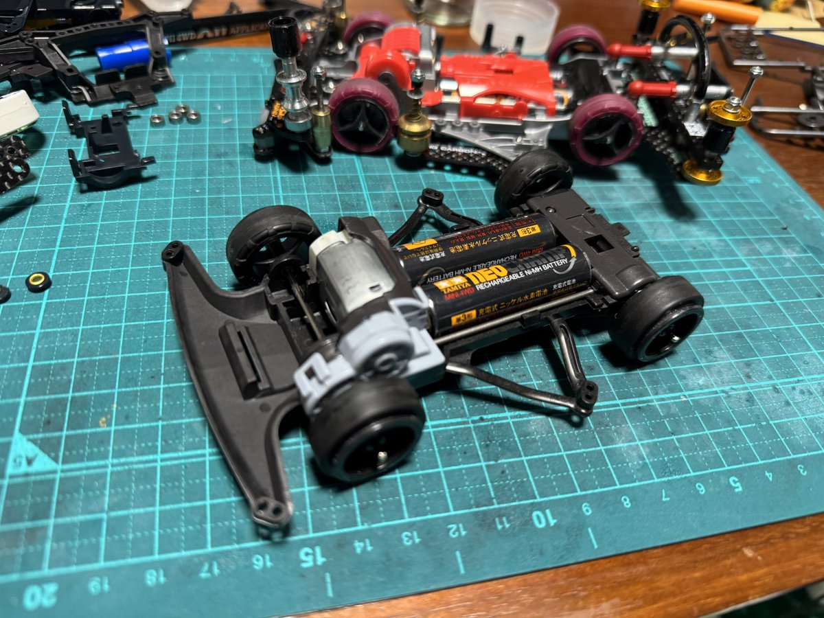 TakanariT's tweet photo. 誘惑に駆られ、流行りのスーパーFMシャーシに手を出してしまった…。

#BMAX
#ストッククラス
#ミニ四駆
#スーパーFM https://t.co/ODpkDCoj6j