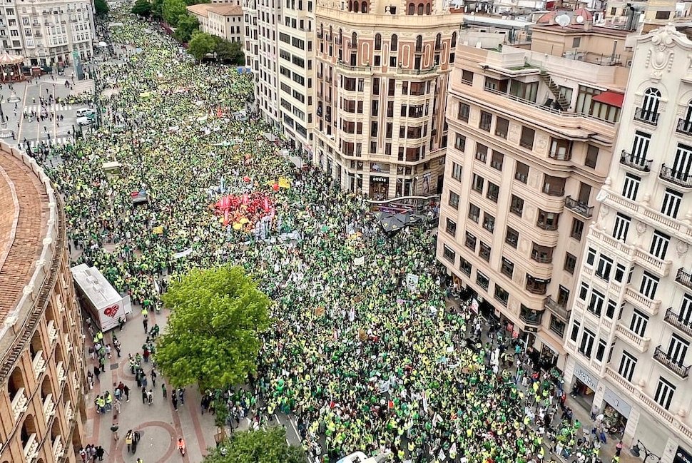 blaitc's tweet photo. La mobilització dels professors al País Valencià està sent absolutament exemplar! Des del nord dels Països Catalans us prenem d'exemple per les mobilitzacions que encara han de venir! Visca la lluita de la comunitat educativa! 🔥 https://t.co/16wWWYEKga