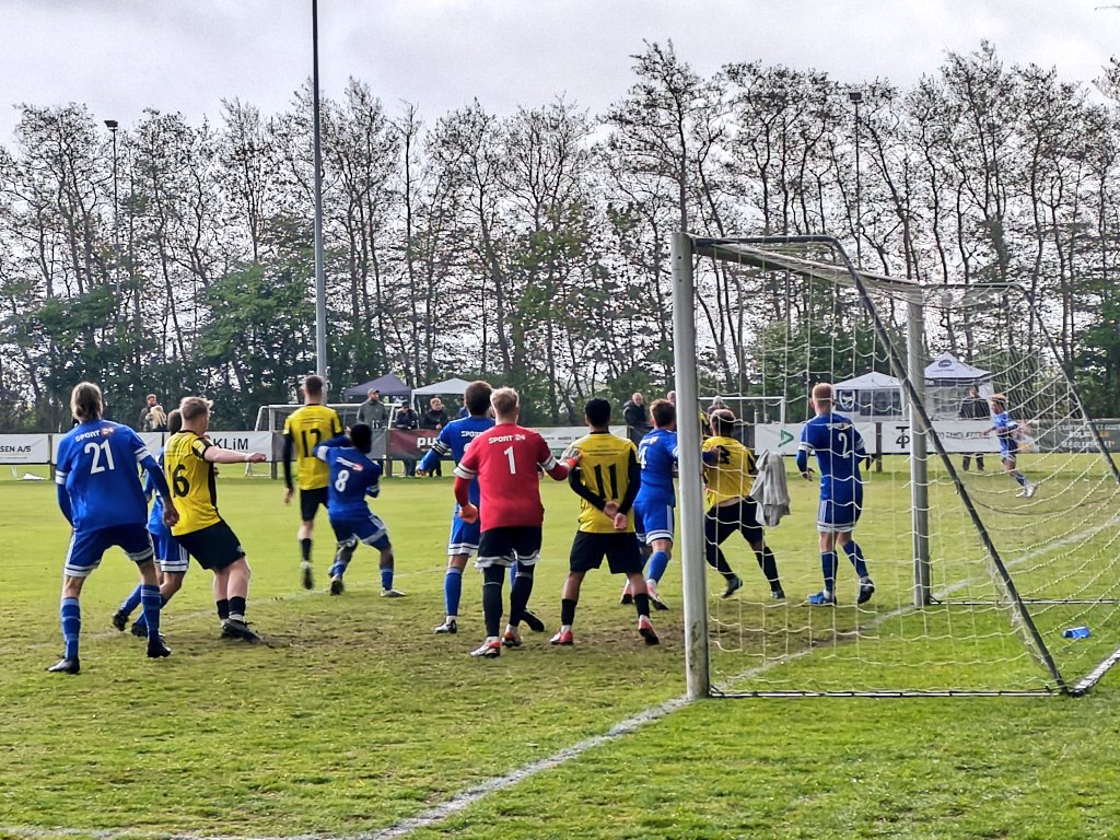 micpetersen's tweet photo. 4 promotions on the trot and challenging for the 5th, the village home side is hot. One of the best games I've seen for a while, pacy and fiercely fought with a late winner. Great support in the lovely ground.

Jyllandsserien 1 (DK level 6)
Skovsgård v VSK Århus II 2-1, att. 250 https://t.co/cKV5XwE2yV