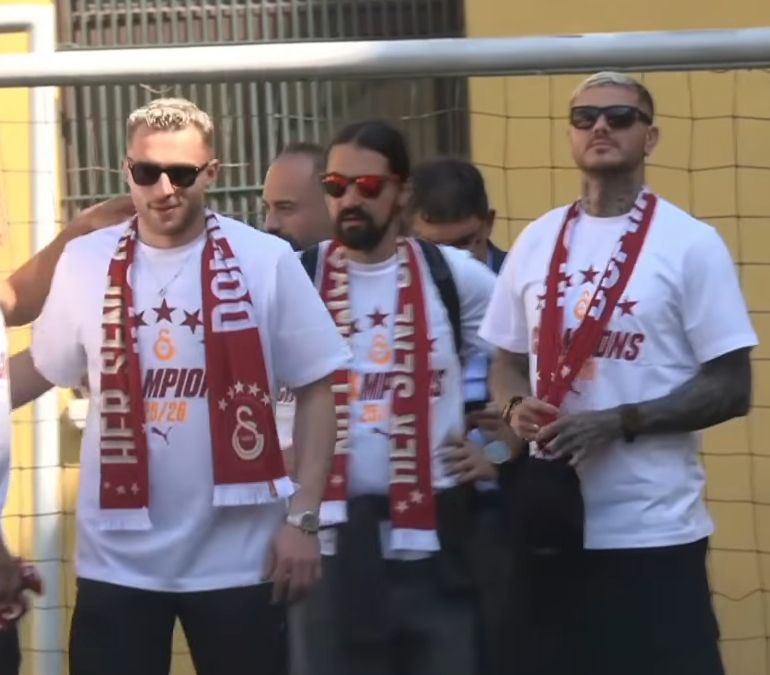 cimbomailesi05's tweet photo. Yakışıklısaray sahnede: Barış Alper Yılmaz – Mauro Icardi 🔥 https://t.co/1DTbw8r2n3
