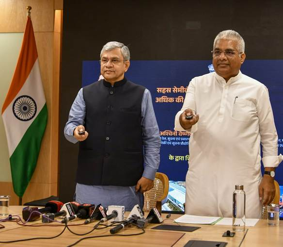 PIB_India's tweet photo. Rajasthan gets its first Semiconductor Plant

🔹 India’s first SME-led Semiconductor facility by Sahasra Semiconductors inaugurated at Bhiwadi

🔹 Union Minister @AshwiniVaishnaw hails Rajasthan’s entry into the strategically important #semiconductor industry
 
🔹 Electronics Manufacturing Cluster (EMC) developed by ELCINA at Salarpur also inaugurated

Read here: https://t.co/7uuKhl8E3R 

@GoI_MeitY