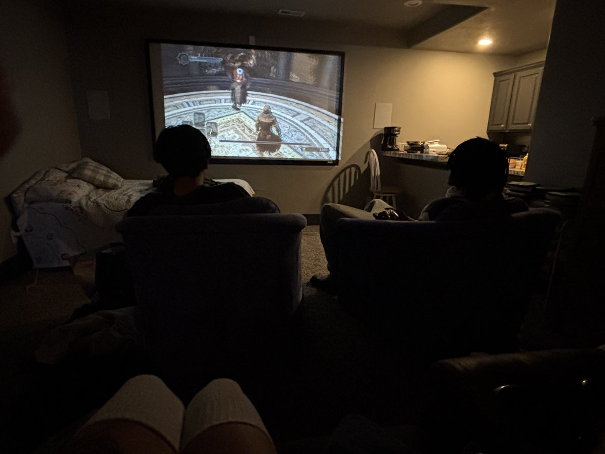 reoinii's tweet photo. life can be so simple (watching friends play ds2 in air bnb before a festival) https://t.co/mHvYgJb9dr