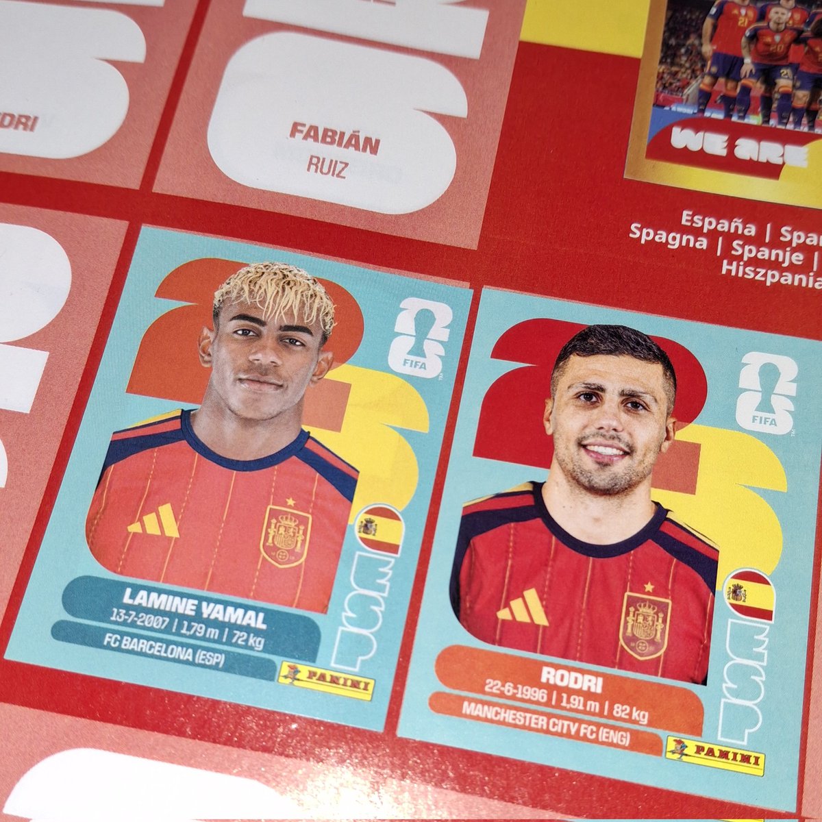 porki893's tweet photo. La diferencia entre las láminas de los sobres normales de Panini y los sobres del McDonald, los colores se notan más saturados

La de Lamine es de un sobre normal y la de Rodri de McDonald https://t.co/yoZEluMXZ2