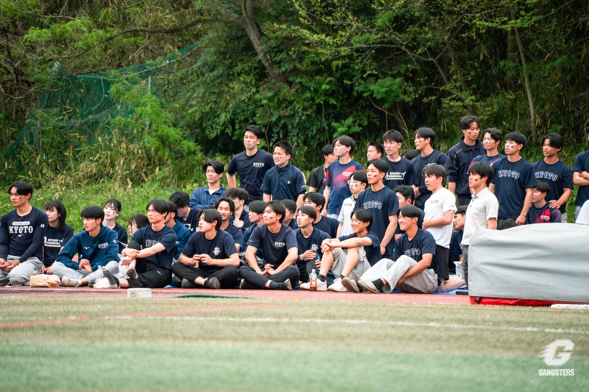 KyotoU_Football's tweet photo. 【野球部相互応援】
4月19日(日)に行われた今出川ボウルでは、京都大学硬式野球部のみなさん59名が応援に来てくださいました！

京大の仲間たちの声援は本当に心強かったです。
本当にありがとうございました！

今度は私たちが全力で応援しに行きます🔥

#Football #京都大学 #アメフト #今出川ボウル https://t.co/nBe9DcnI17