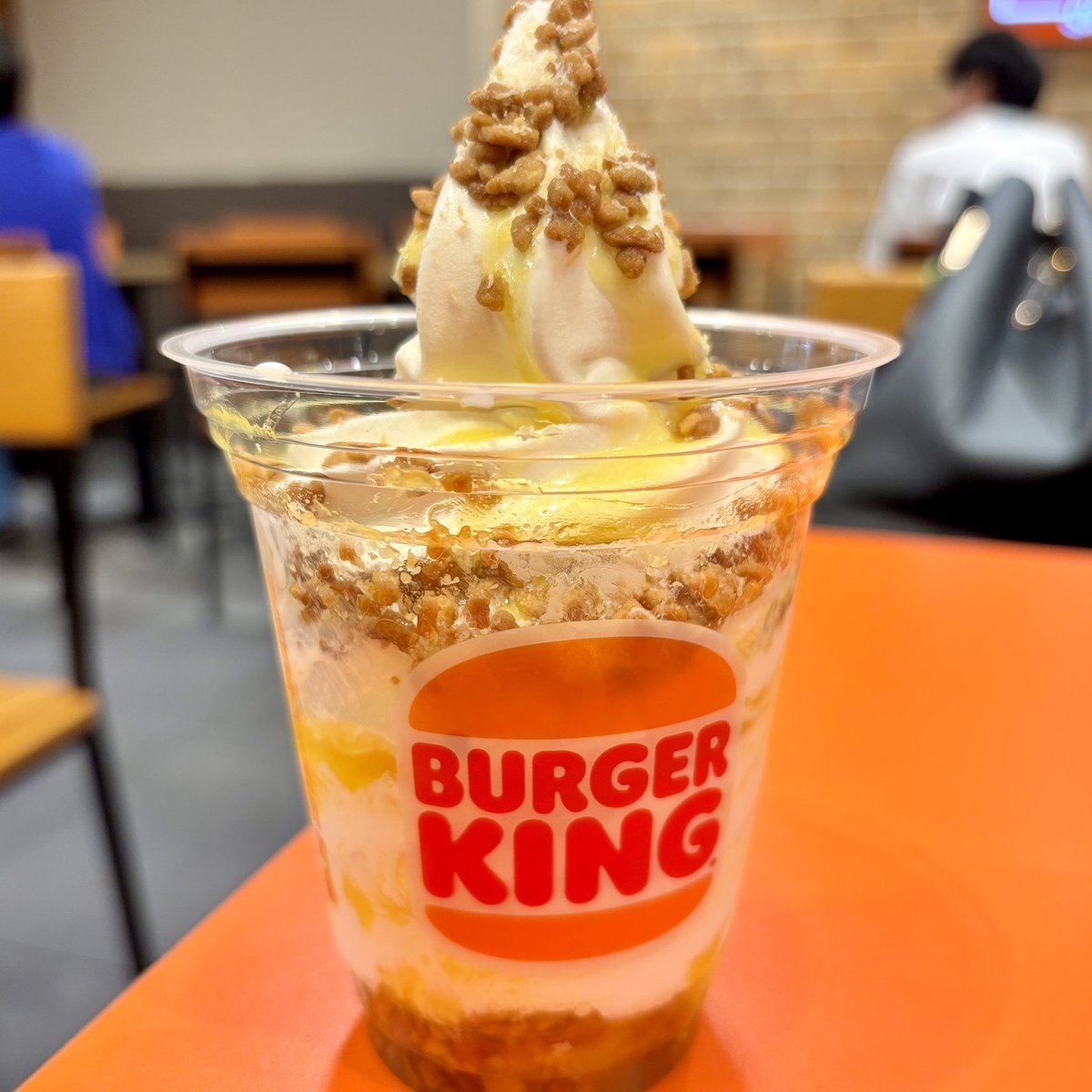 StLouisBread's tweet photo. 出張帰りに

どうしても
キング👑なデザートを
食べたくなり

バーガーキングで
キングを食す

#飯テロ
#行列の出来る店
#ハンバーガー
#ワッパー
#バーガーキング
#ソフトクリーム
#ハーフカット
#テリヤキワッパー
#デザート
#キングフュージョン https://t.co/fd7CudlumW