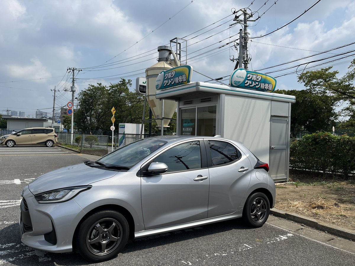 furosaburo's tweet photo. ヤリス1.5MTを買って随分経つ。スポーツカーがどうとかMTがどうとかいう人らはみんなコレ買ったら幸せだと思う。あとMAZDA2のMTも幸せになれると思う。 https://t.co/qDieK6WKcM