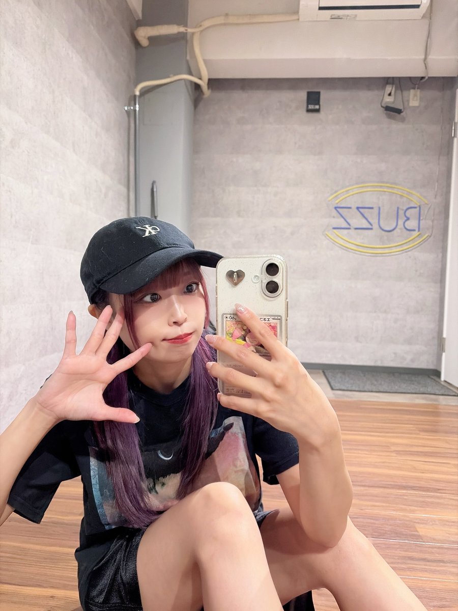 Hinata_yui0826's tweet photo. 1日の最後に自主練してきた！
QUONの曲ってほんとに素敵なのばっかだよね🥹
そんな楽曲でライブができるのって本当に幸せ！

22日、6人でのスタートを見に来てください🫶 https://t.co/LFa0oJJyZW