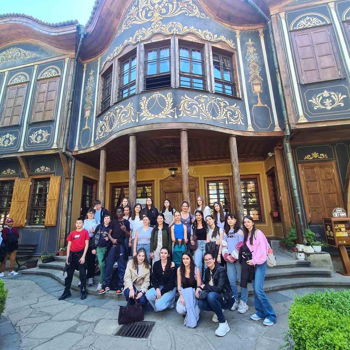 RepCollege's tweet photo. Ce jeudi les élèves ont visité la ville de Plovdiv, nommée capitale culturelle de l' Europe en 2019. Un lieu chargé d'histoire et de monuments culturels exceptionnels reflétant les différentes civilisations qui ont été présentes sur le territoire Bulgare. #Erasmus #Plovdiv https://t.co/elfyLJX2pa