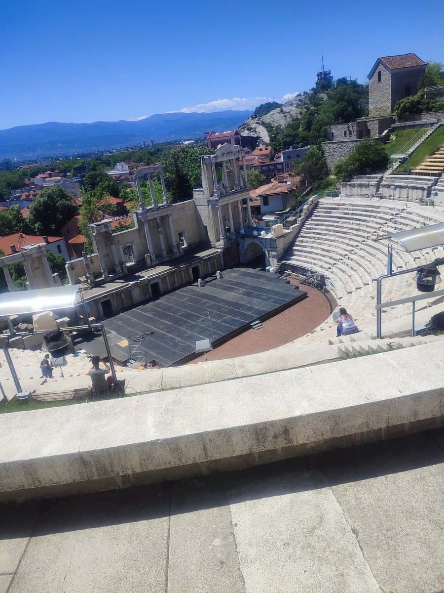 RepCollege's tweet photo. Ce jeudi les élèves ont visité la ville de Plovdiv, nommée capitale culturelle de l' Europe en 2019. Un lieu chargé d'histoire et de monuments culturels exceptionnels reflétant les différentes civilisations qui ont été présentes sur le territoire Bulgare. #Erasmus #Plovdiv https://t.co/elfyLJX2pa