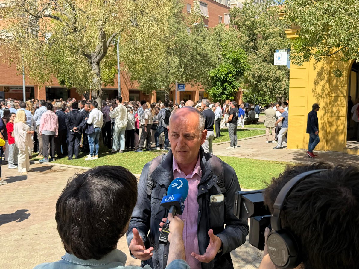 dtavero's tweet photo. Los compañeros de @euskaltelebista querian el testimonio de un periodista de la caravana de @JuanMa_Moreno para las #17MEleccionesAndalucía y me ha tocado a mi. Desde Andalucia para Euskadi @ppandaluz @EFEnoticias https://t.co/WcFcUcimn1