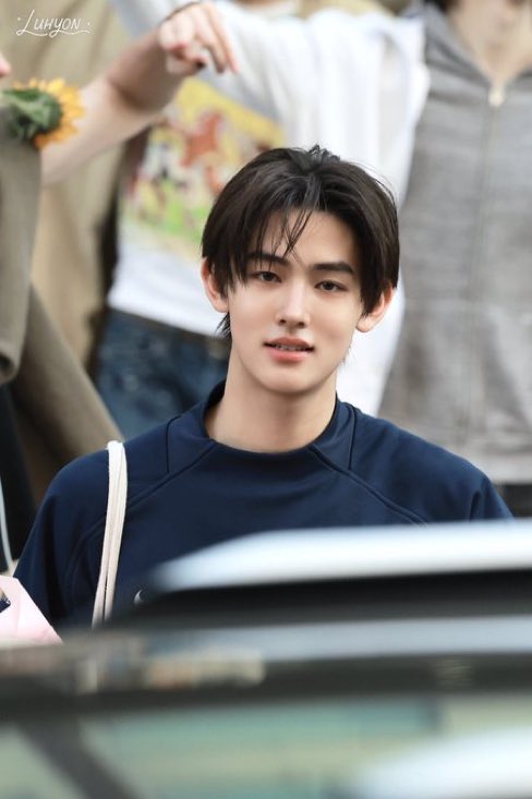 seonghxd's tweet photo. un ángel hermoso con cara de papa https://t.co/SgAHIeC9ip