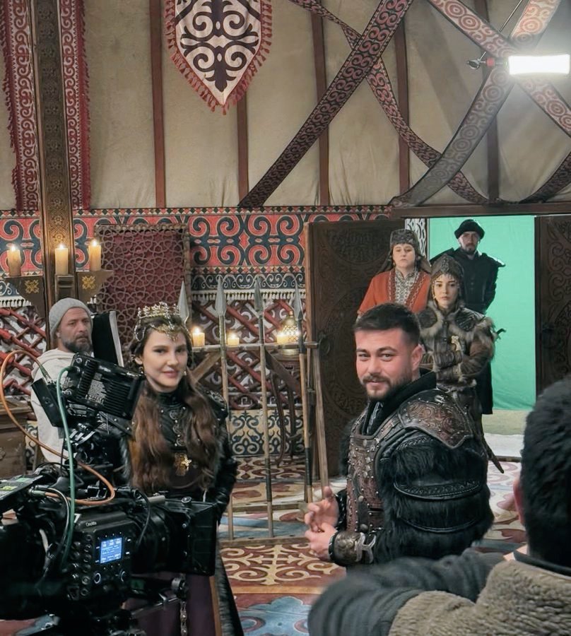 iriseva260's tweet photo. @rantssxzz Look at Mahassine's jealous, impolite hands on hips,sour face. 
This is the real her, just as ugly heart as her fans.🥴🥴🥴 https://t.co/dhnX7xGoVY