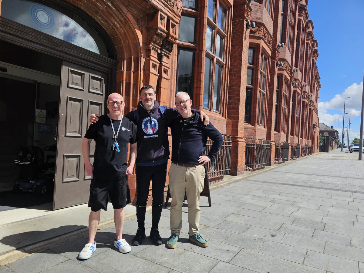 WalkFlorrie's tweet photo. Lee’s arrived @TheFlorrie &amp; has got his second wind

He’s heading along the front to the city centre &amp; towards Bootle #NeverAlone ❤️💙 https://t.co/AQDH2bXOLU