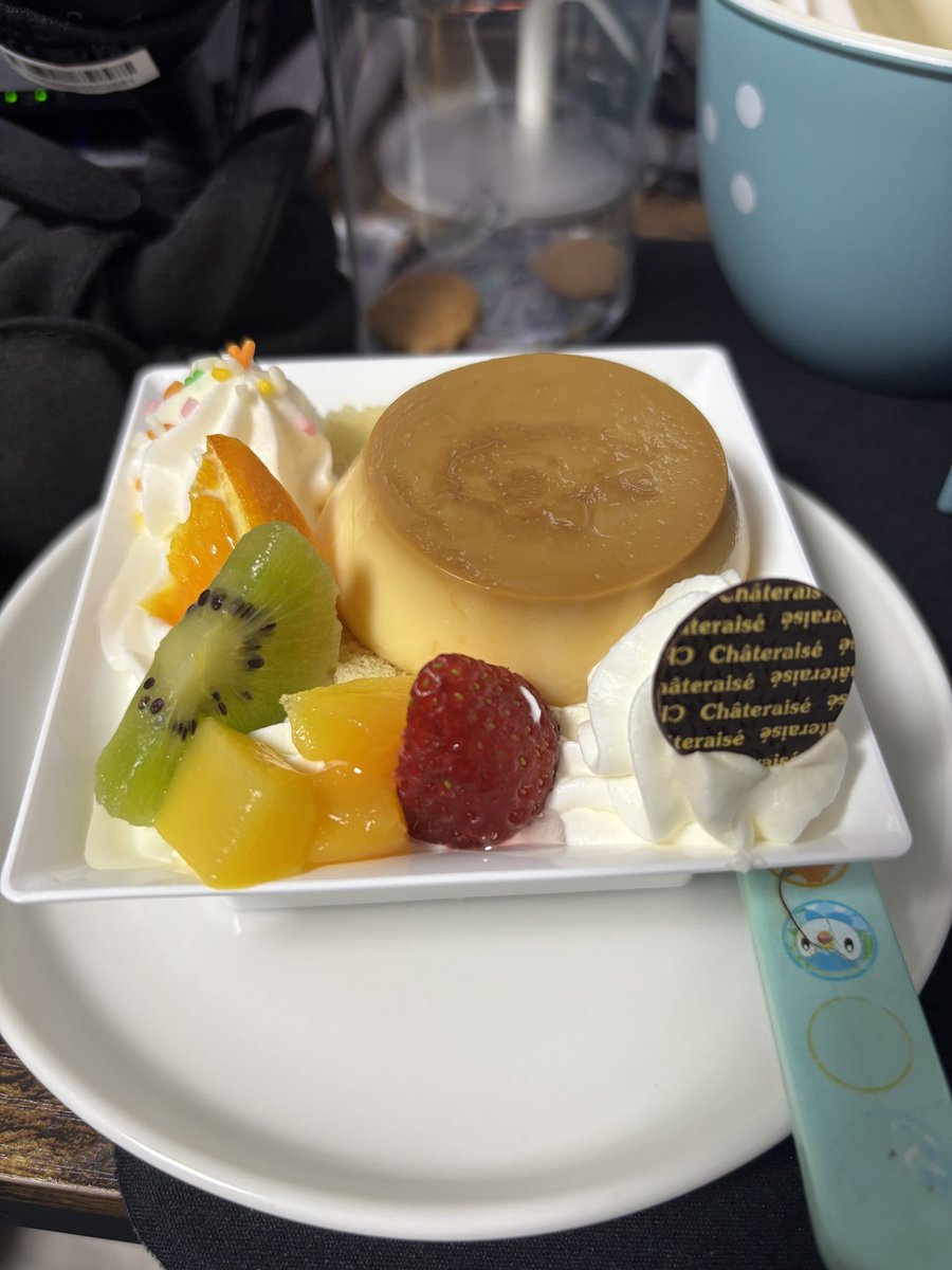 Simotuki_Setuna's tweet photo. この時間にこれは罪だ…😅
プリンアラモード🍮

でも、自分へのご褒美だー！✨️
机が狭いからギリギリにしか置けてないけど、許してー！💦
もうちょっと大きめのやつ買うか、
机の上をスッキリさせてシンプルにさせるか悩み中…🌀 https://t.co/SzUfXprixy